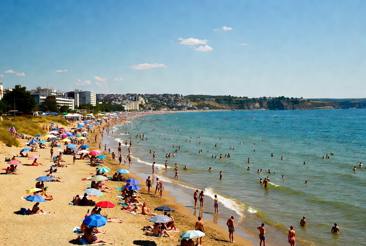 Vara prinde avânt: turism în creștere, litoral la capacitate record și un weekend cultural de excepție la București