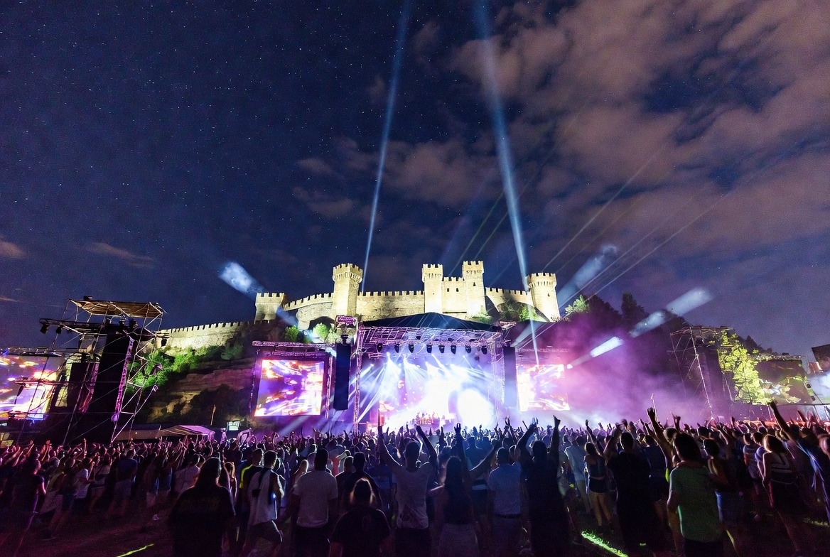 Electric Castle 2026 debutează astăzi la Bonțida: The Cure, Twenty One Pilots și peste 200 de artiști transformă Castelul Bánffy în capitala muzicii europene